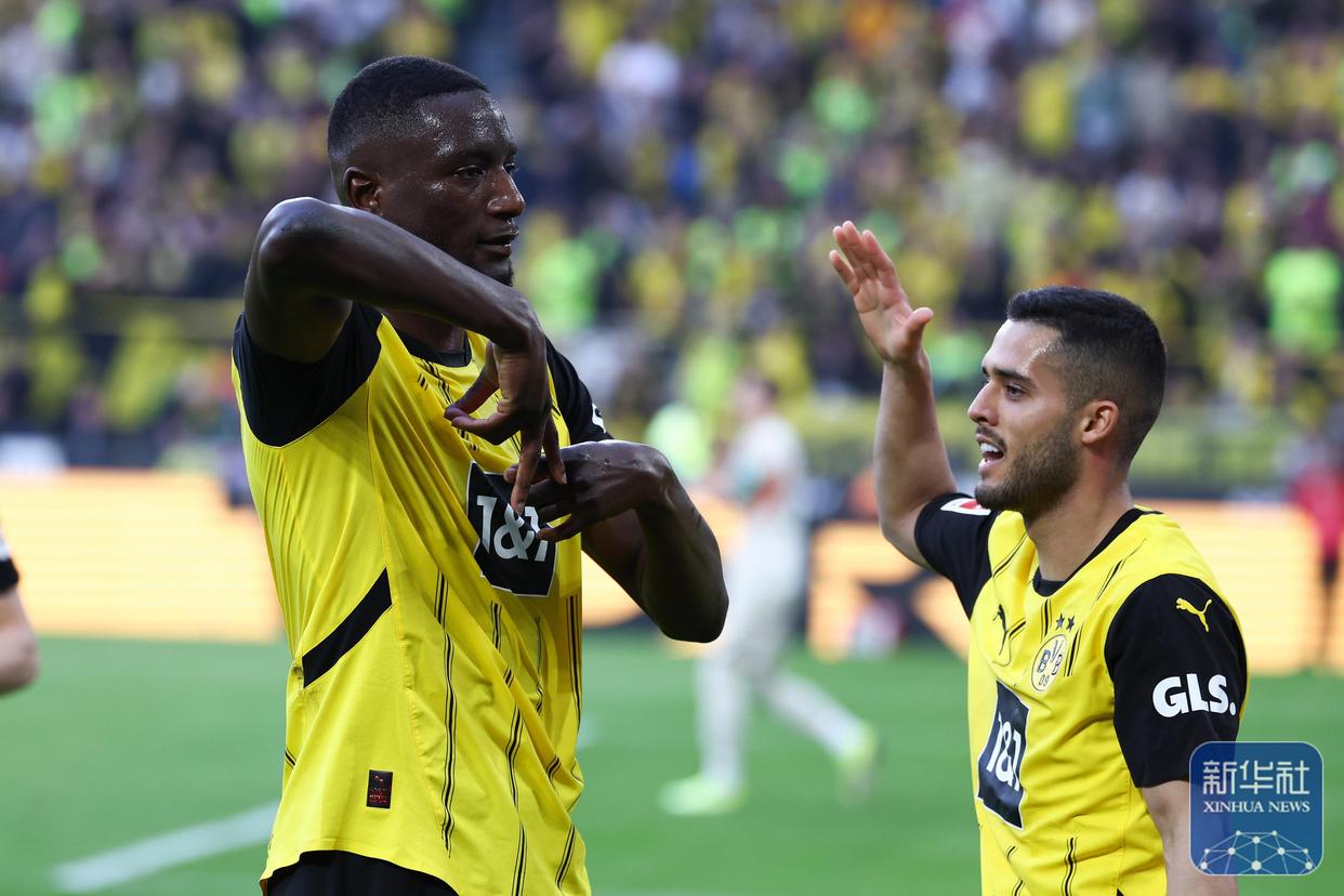 门兴格拉德巴赫进攻火力全开，击溃对手的简单介绍