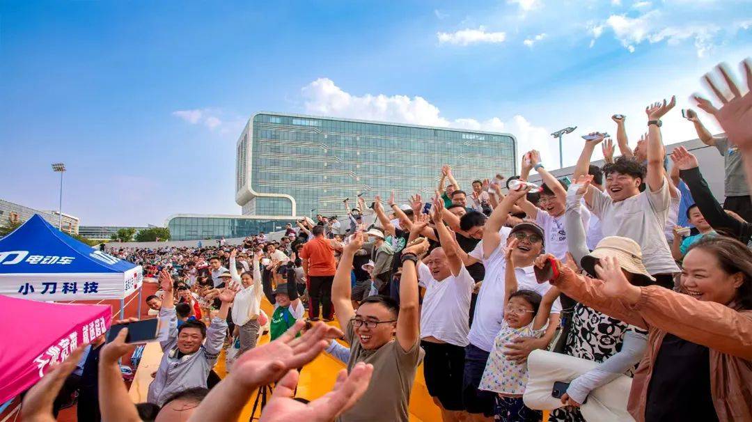 爱游戏网址-坚韧拼搏，攀登高峰，足球赛场燃烧激情