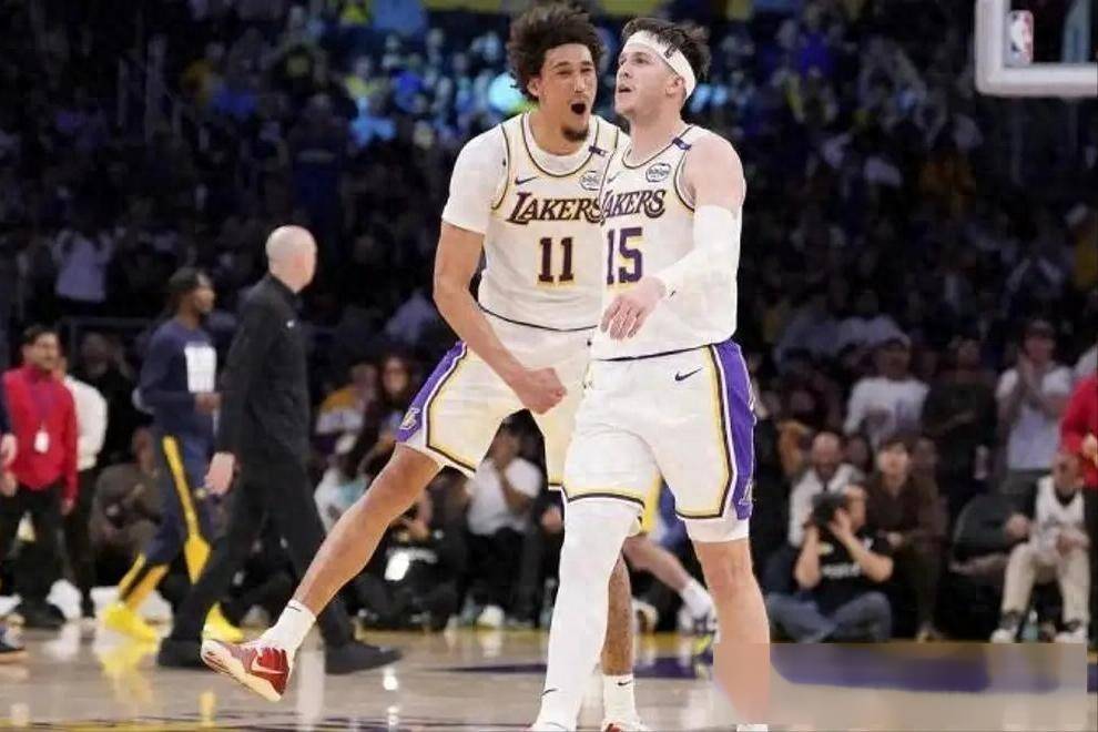 爱游戏亚洲官网-湖人全队发挥低迷遭遇失利，主帅声援球员表现