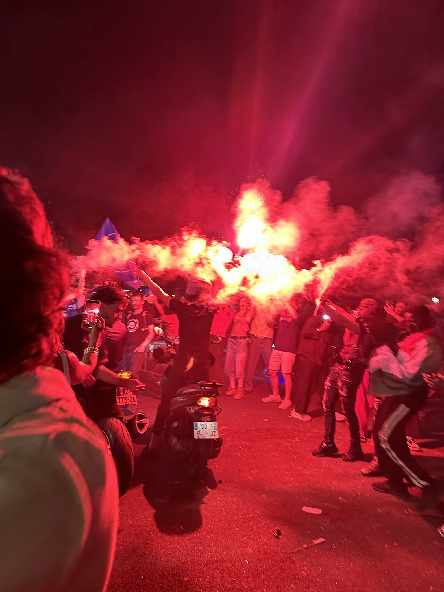 欢呼雀跃：球迷们热切期待着场上精彩