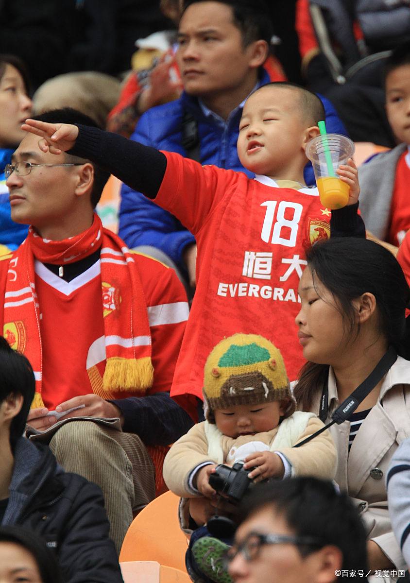 爱游戏登录-球迷们对足球比赛的期待高涨