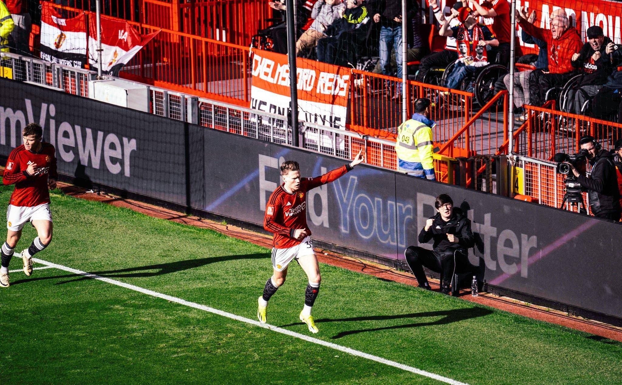 爱游戏网页版登录入口-曼联大胜巴塞罗那，晋级欧冠四强