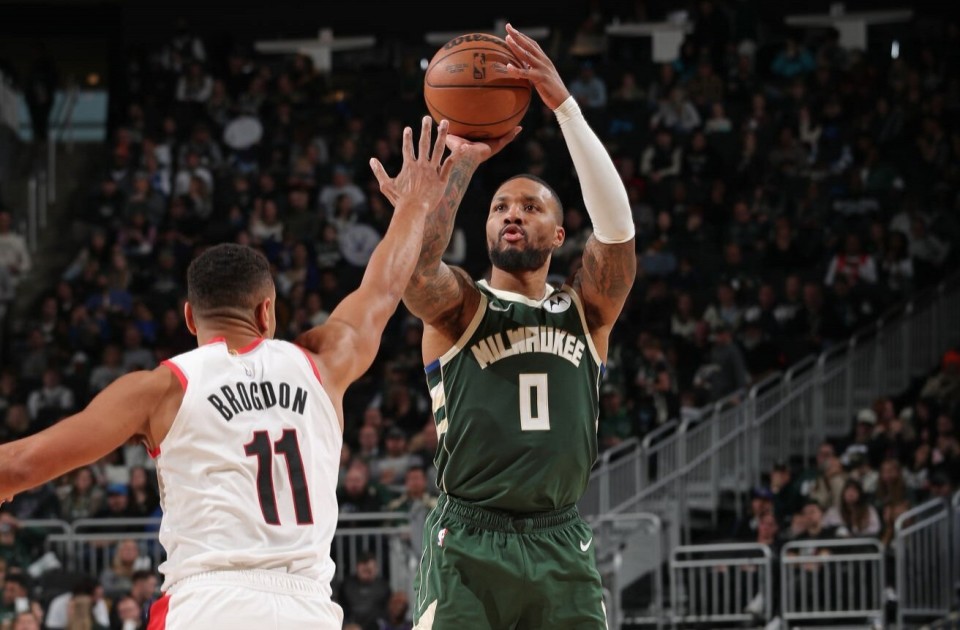 包含开拓者主场战胜公牛，利拉德奉献高效表现帮助球队拿下胜利的词条