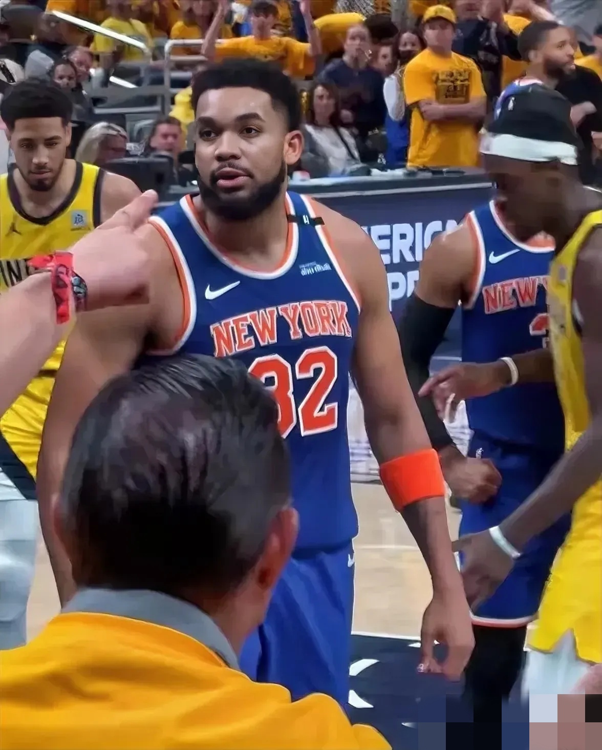 爱游戏亚洲官网-纽约尼克斯擒公牛，结束四连败