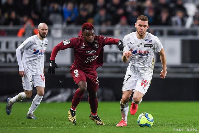 包含亚眠球员助攻建功，帮助球队取得胜利的词条