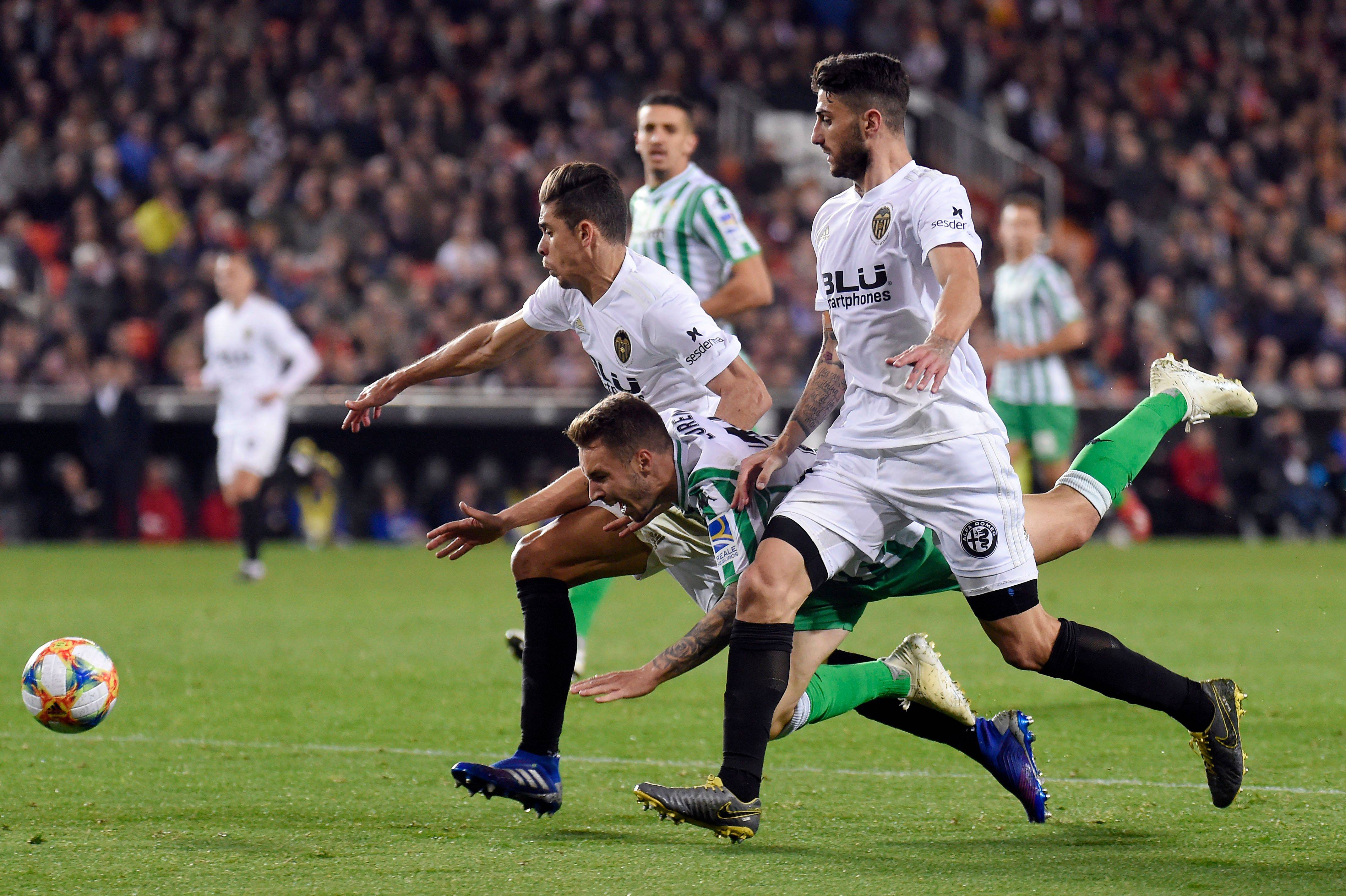 爱游戏入口-战绩优异球队士气高昂，欧洲足球联赛热血激战的简单介绍