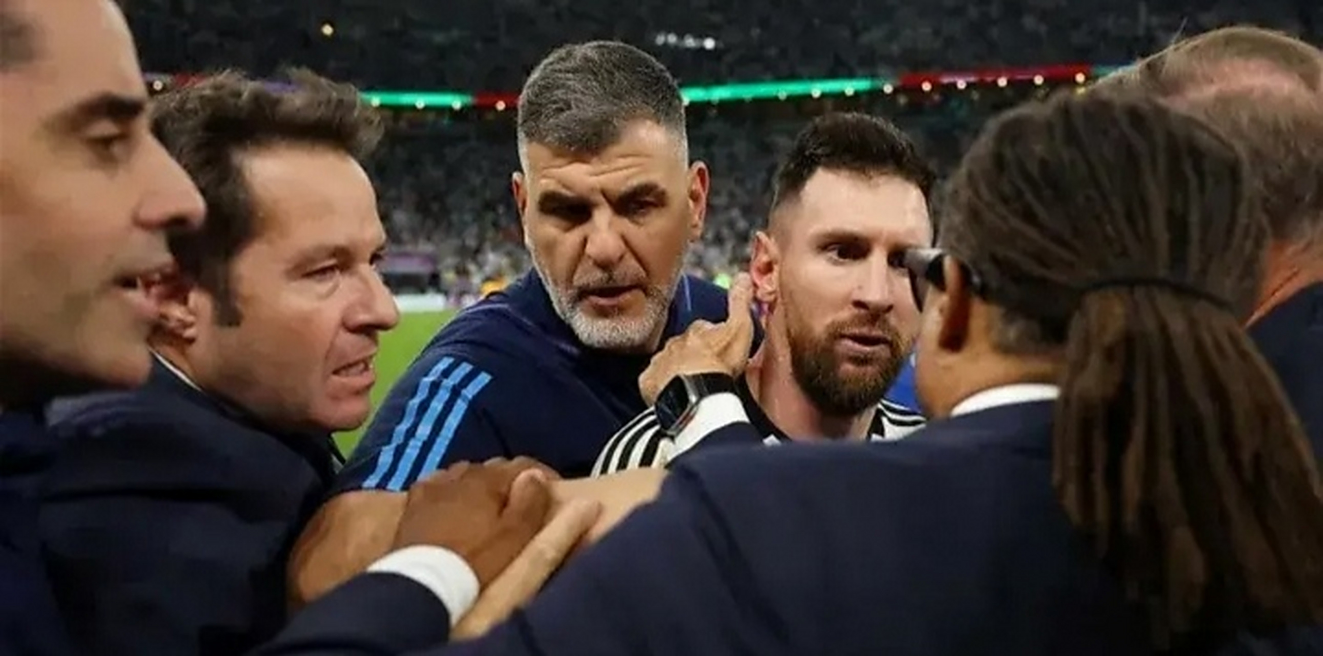 爱游戏官网app-关于范加尔赞扬梅西是世界上最佳球员，希望巴塞罗那能够延长梅西的合同的信息