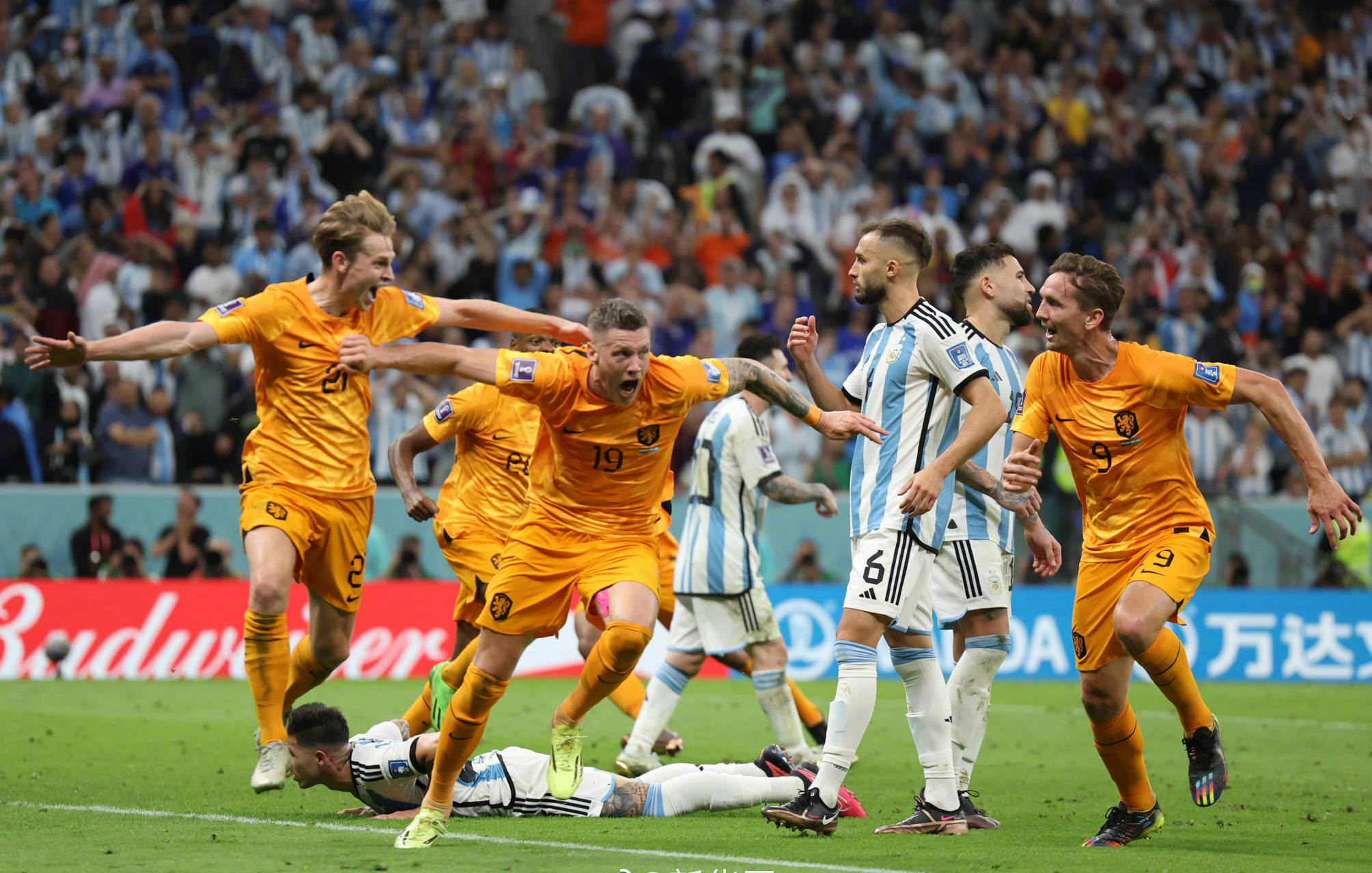 关于范加尔赞扬梅西是世界上最佳球员,希望巴塞罗那能够延长梅西的合同的信息 关于范加尔赞扬梅西是世界上最佳球员,希望巴塞罗那能够延长梅西的合同的信息