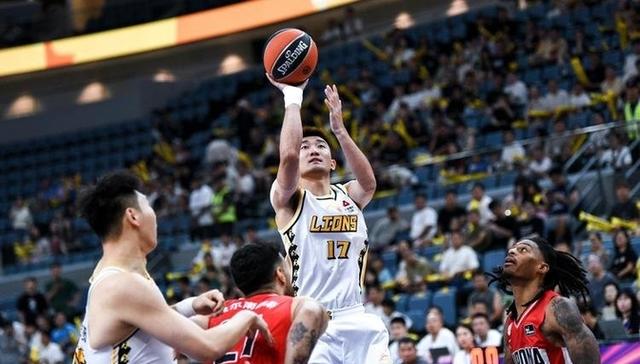 爱游戏直播-孙铭徽在比赛中频繁受伤，引发球迷关注