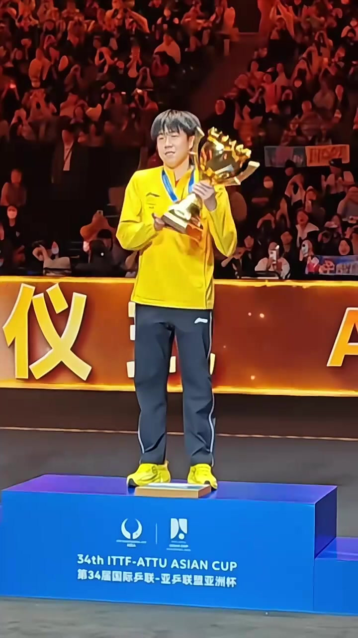 亚洲冠军选手荣耀登上领奖台