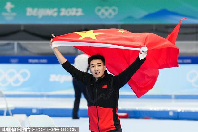 日本运动员创造新纪录，荣登领奖台