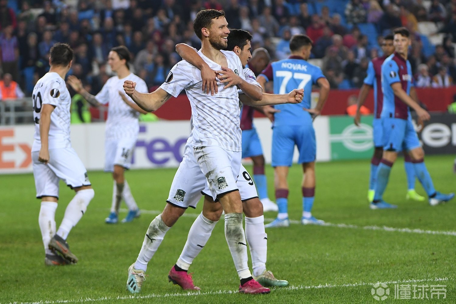 爱游戏在线登录-关于力挽狂澜！沙尔克取得胜利，积分稳固的信息