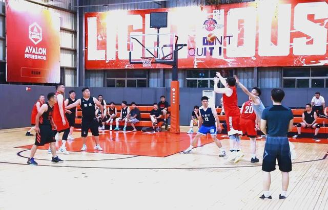 爱游戏直播-球员们在赛场上展现出团队合作的默契