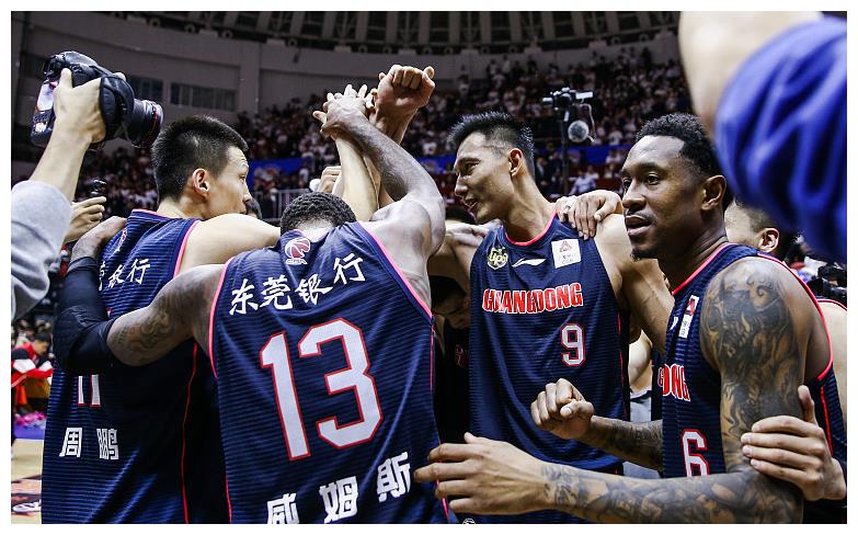 球员们在赛场上展现出团队合作的默契