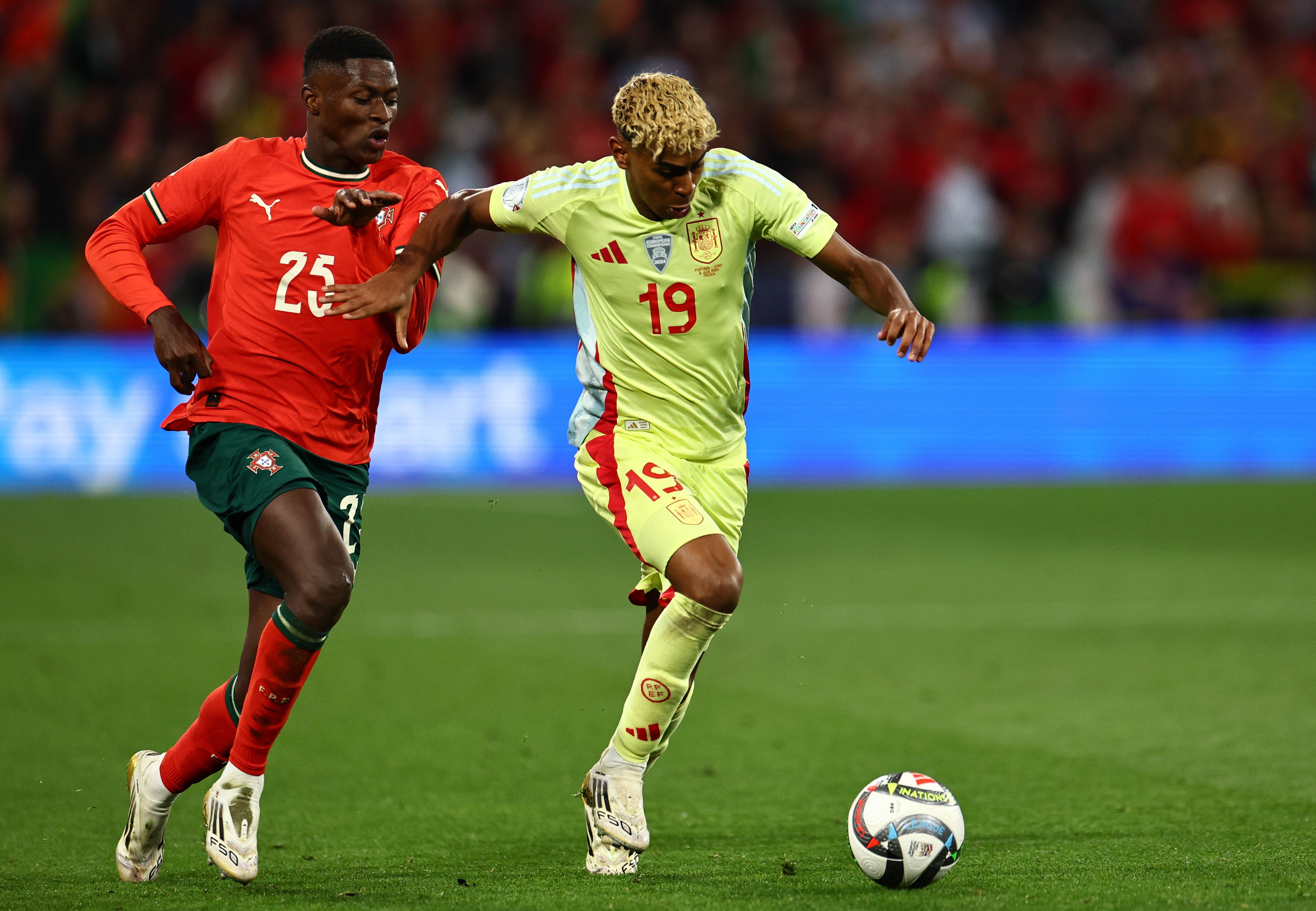 爱游戏电竞-包含葡萄牙惊险连胜，成功挺进欧预赛决赛的词条