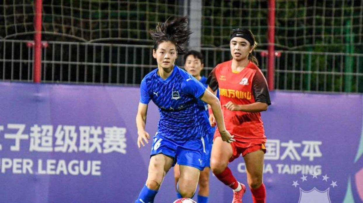 爱游戏登录-体育场上，女足球选手们用实力展现自我，夺得胜利的简单介绍