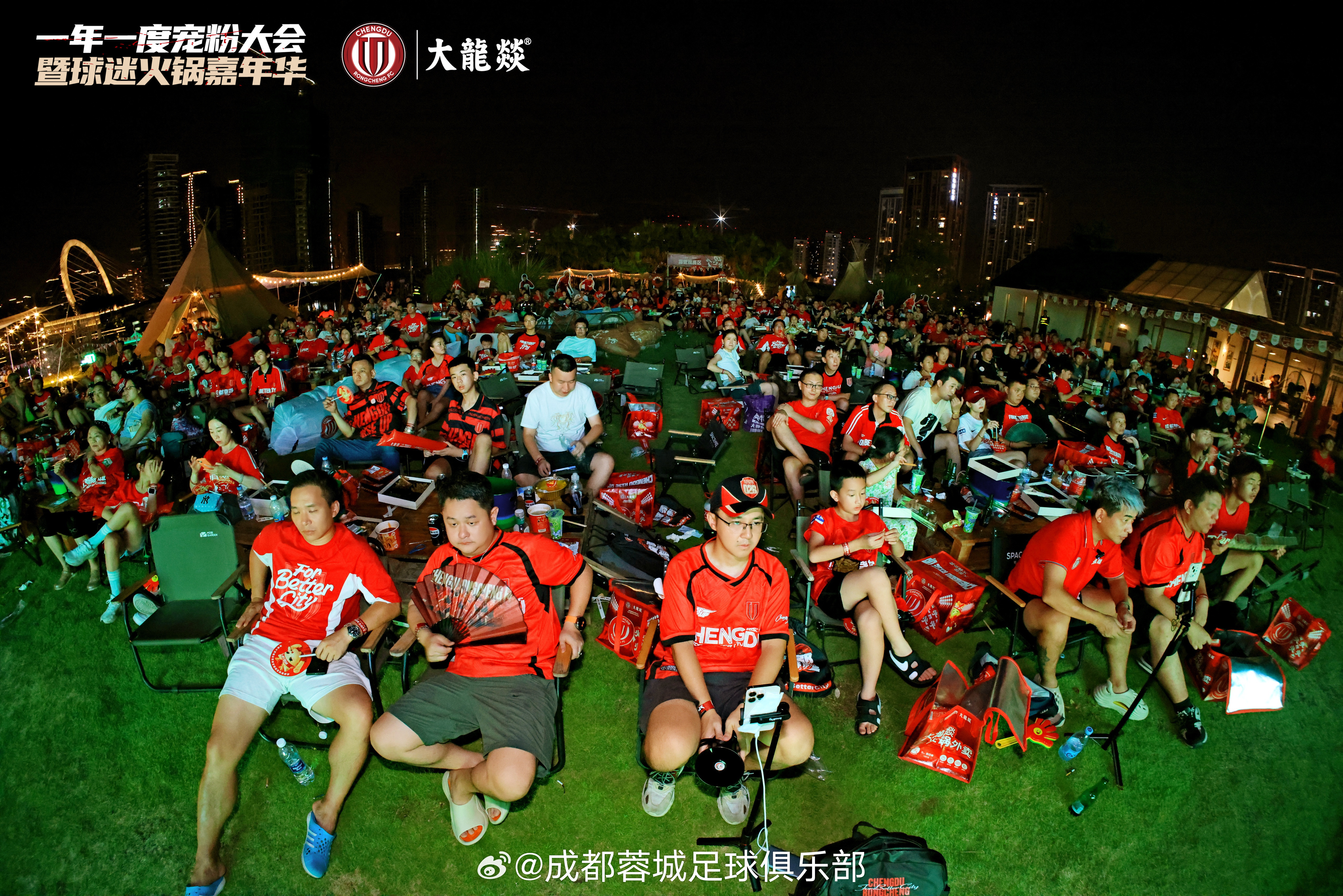 精彩进攻!赛场上亿万粉丝尽情欢呼的简单介绍 精彩进攻!赛场上亿万粉丝尽情欢呼的简单介绍